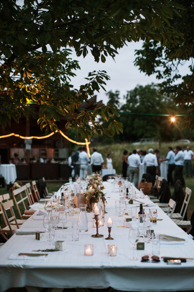 Gedeckter Hochzeitstisch im Garten der Arche Noah in Schiltern