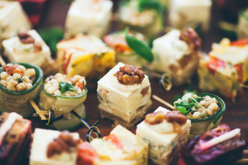 Fingerfood und kleine Häppchen zum Essen auf Weihnachtsfeier