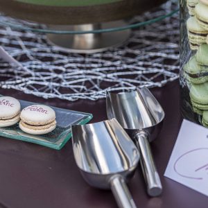 Stapel Macarons mit den Namen von Braut und Bräutigam