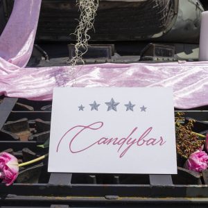 Schild mit Aufschrift Candybar in rosa